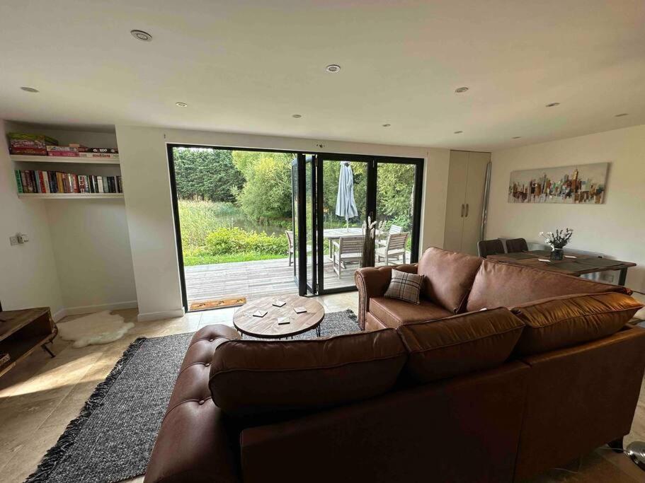 Beautiful Cabin With Pond View Steyning Exteriör bild